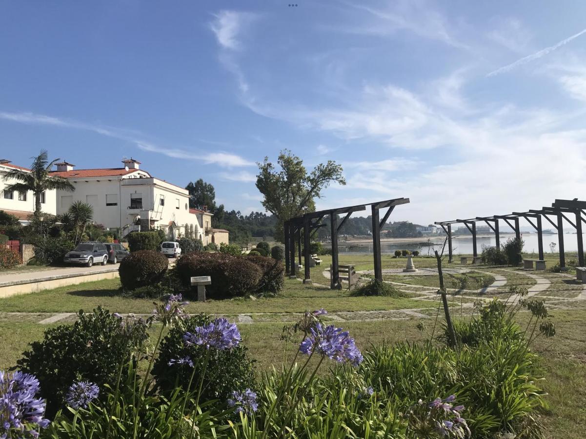 Apartamento en primera línea de playa A Guarda Exterior foto